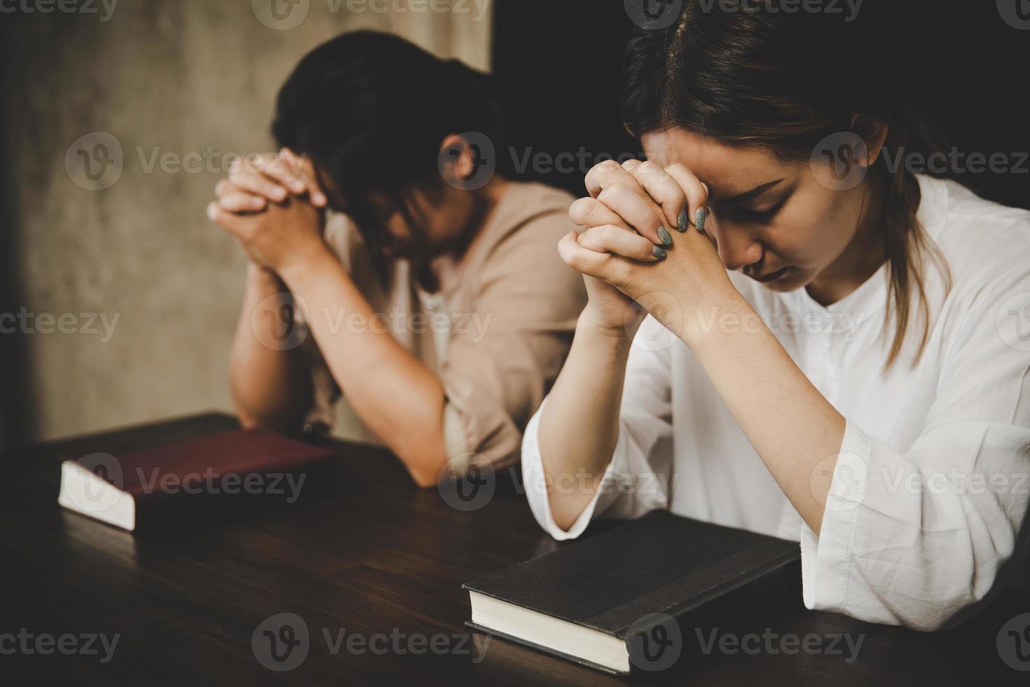 deux femmes priant culte croire photo