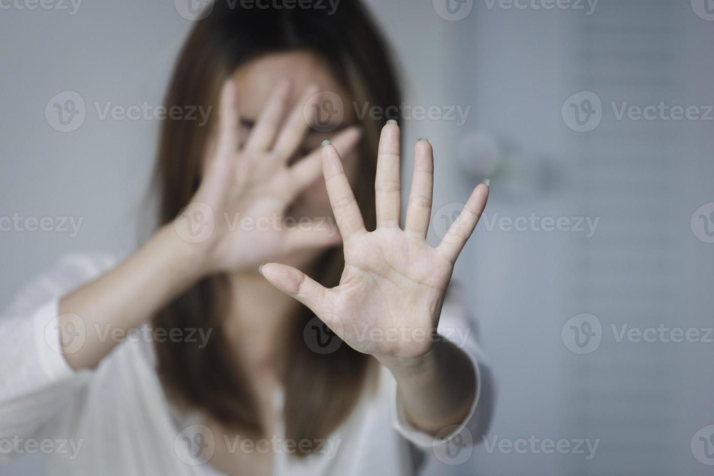 mettre fin à la violence à l'égard des femmes, concept d'arrêt des abus sexuels et du viol, de la violence domestique et de la traite photo