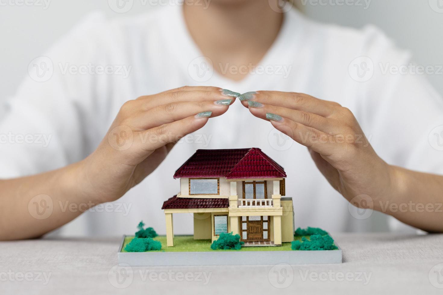 concepts d'assurance immobilière et de biens - protection habitation. photo