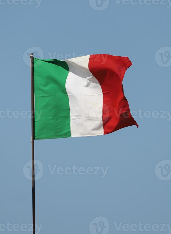 drapeau italien flottant sur un mât photo