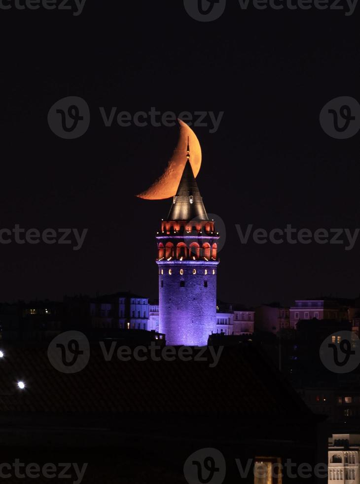 coucher de lune sur la tour de galata à istanbul, turquie photo
