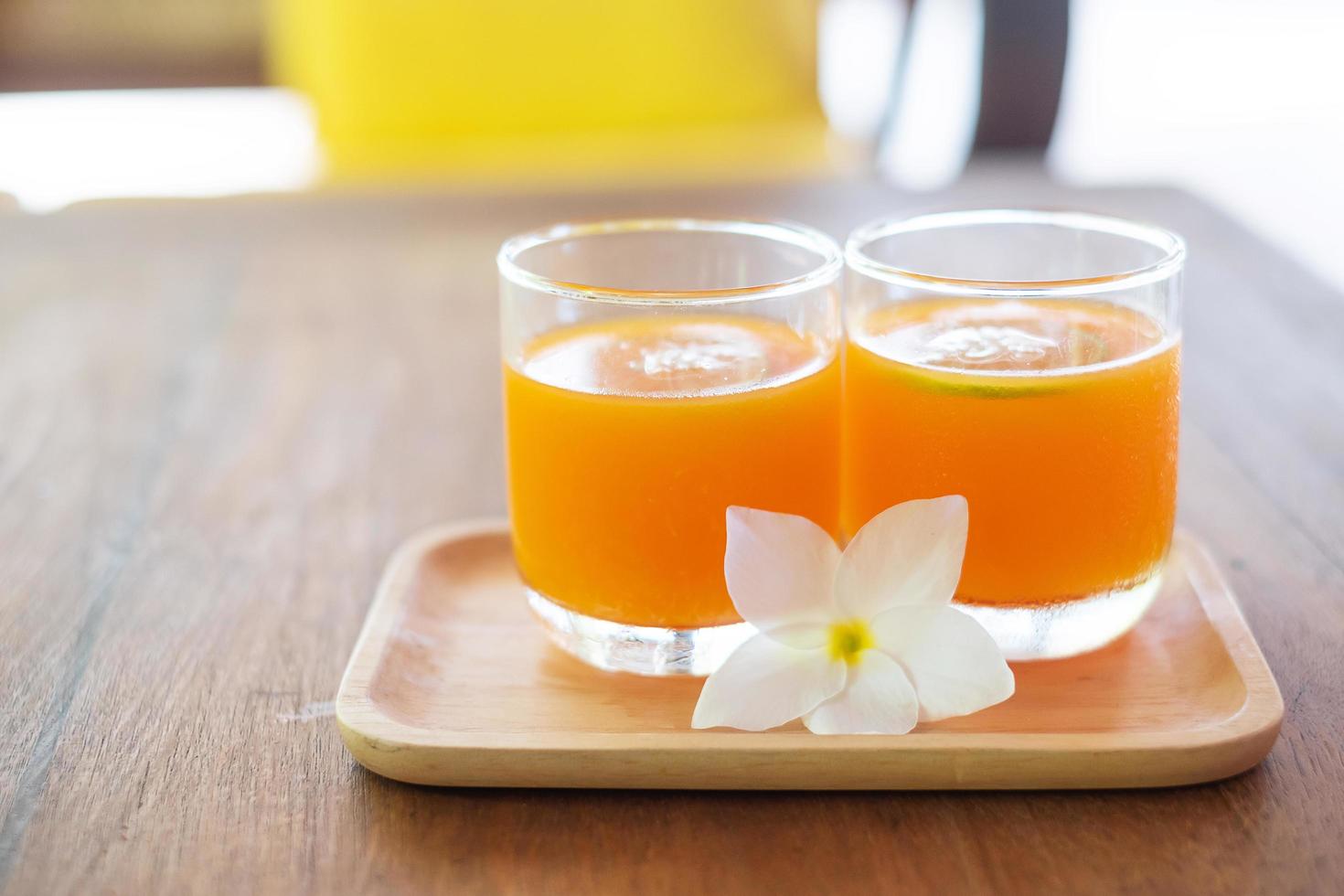 jus d'orange glacé frais dans l'hôtel de luxe, boisson de bienvenue pour les clients photo