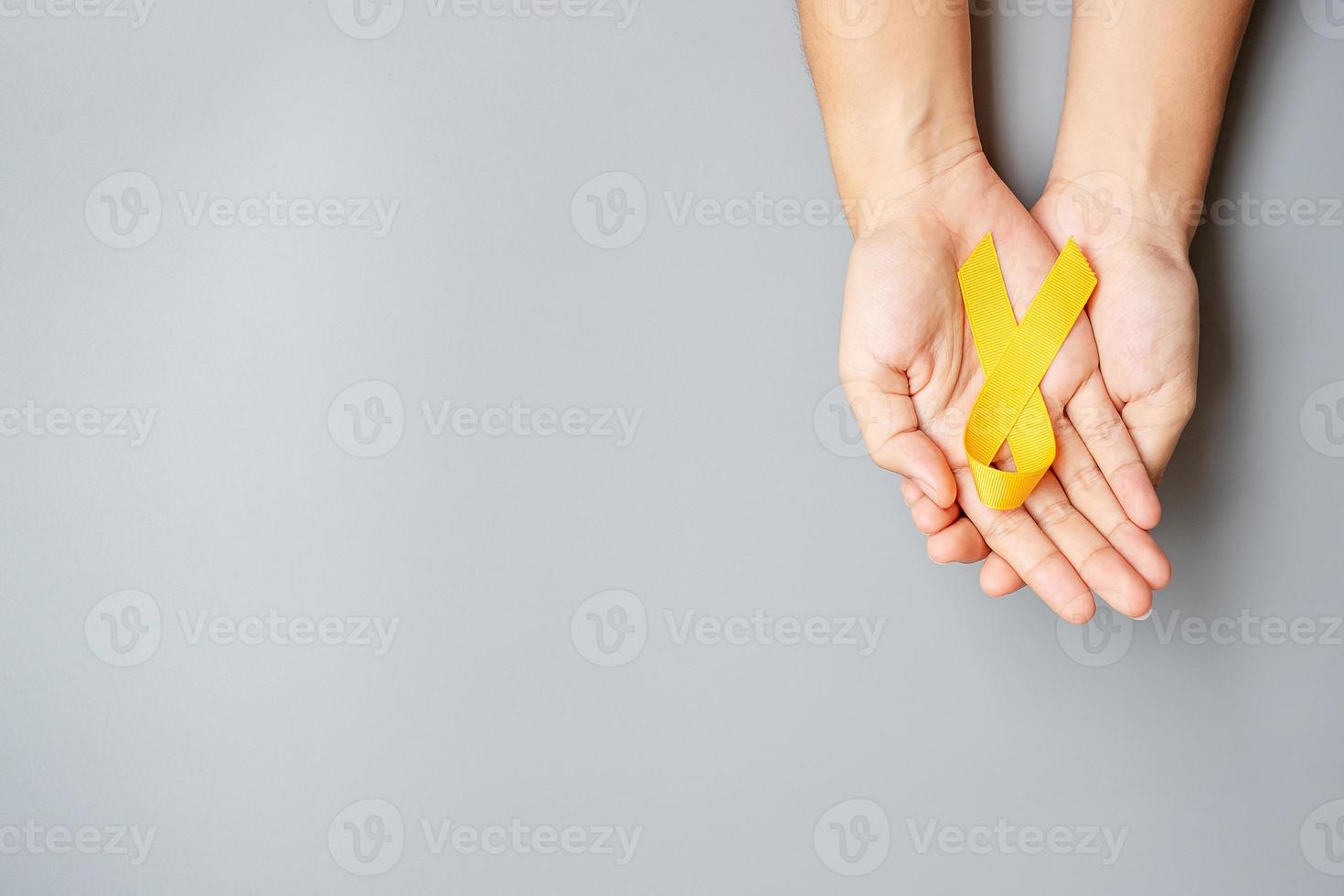 prévention du suicide, sarcome, os, vessie, mois de sensibilisation au cancer infantile, ruban jaune pour soutenir les personnes vivant et malades. santé des enfants et concept de la journée mondiale du cancer photo