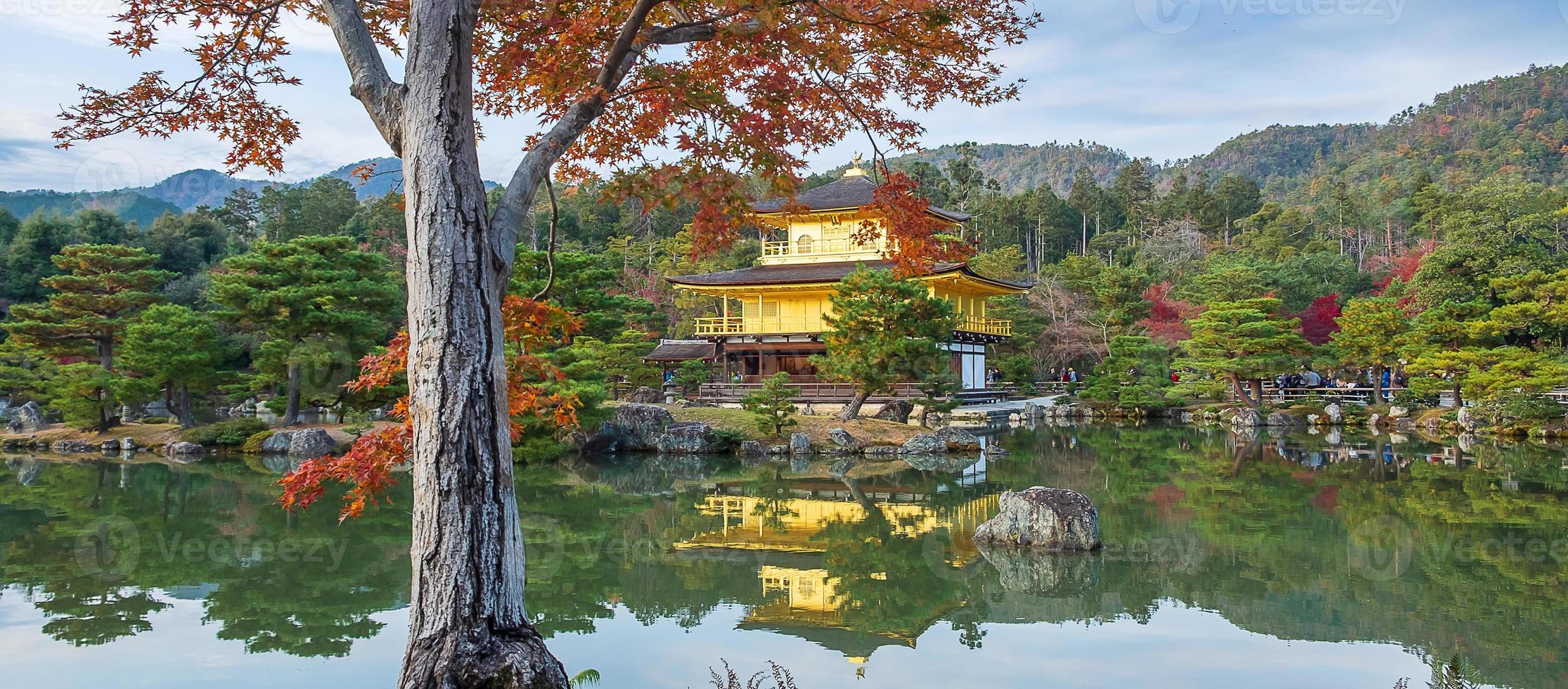 beau temple de kinkakuji ou pavillon d'or en saison de feuillage d'automne, point de repère et célèbre pour les attractions touristiques de kyoto, kansai, japon photo