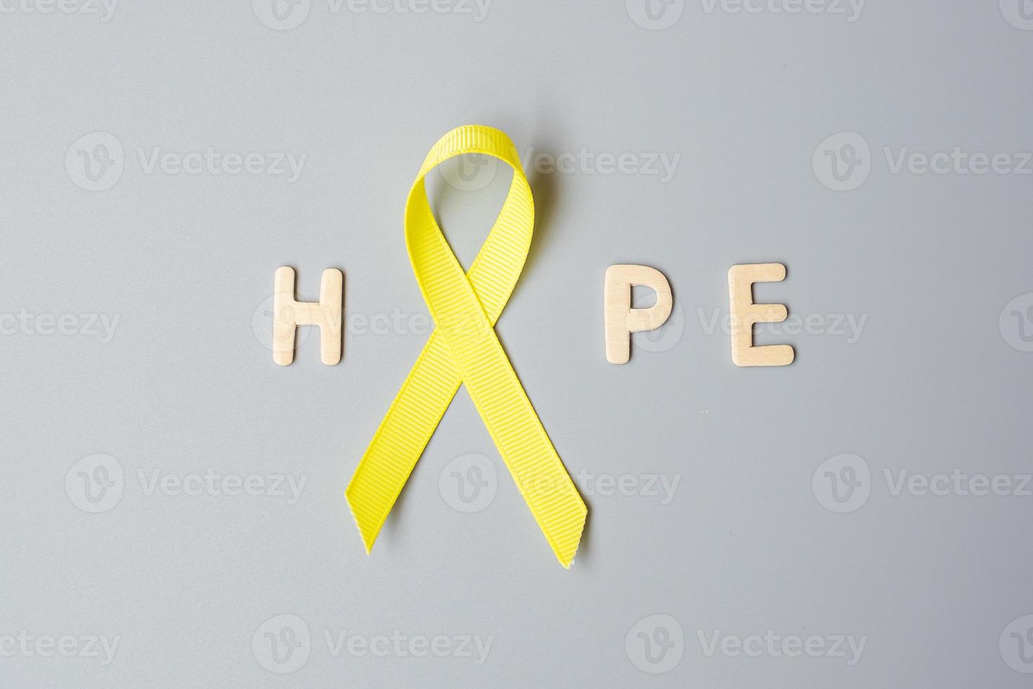 mois de sensibilisation au cancer infantile, au sarcome, aux os, à la vessie et à la prévention du suicide, ruban jaune d'or pour soutenir les personnes vivant et malades. santé des enfants et concept de la journée mondiale du cancer photo