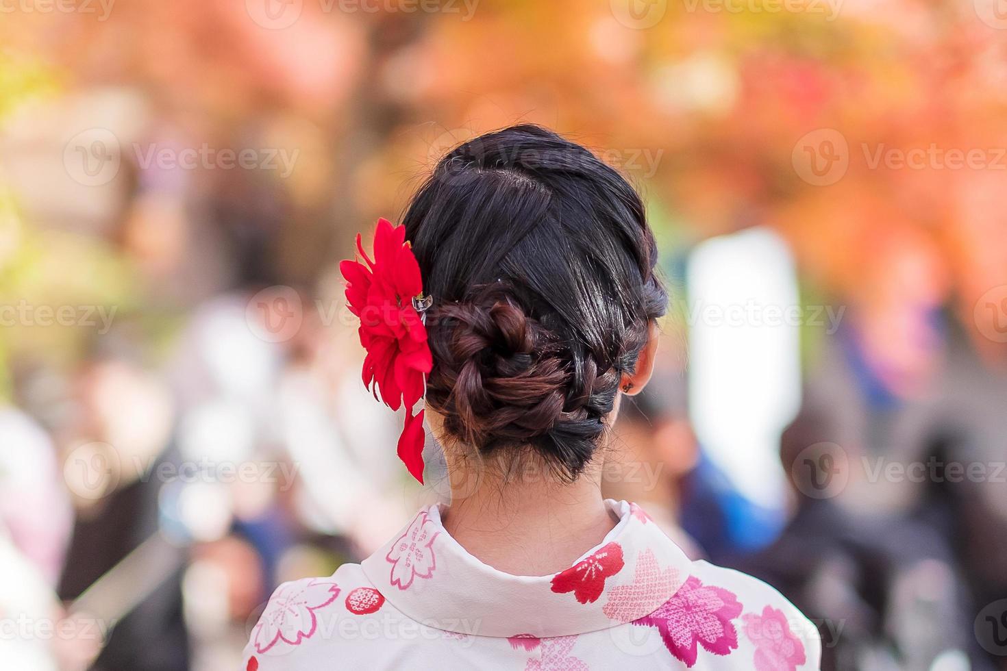 jeune femme touriste portant un kimono profitant de feuilles colorées dans le temple kiyomizu dera, kyoto, japon. fille asiatique avec une coiffure en vêtements traditionnels japonais en saison de feuillage d'automne photo