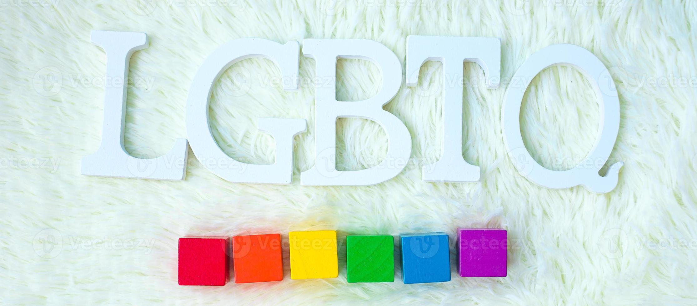 bloc arc-en-ciel lgbtq sur fond blanc. soutenir la communauté lesbienne, gay, bisexuelle, transgenre et queer et le concept du mois de la fierté photo