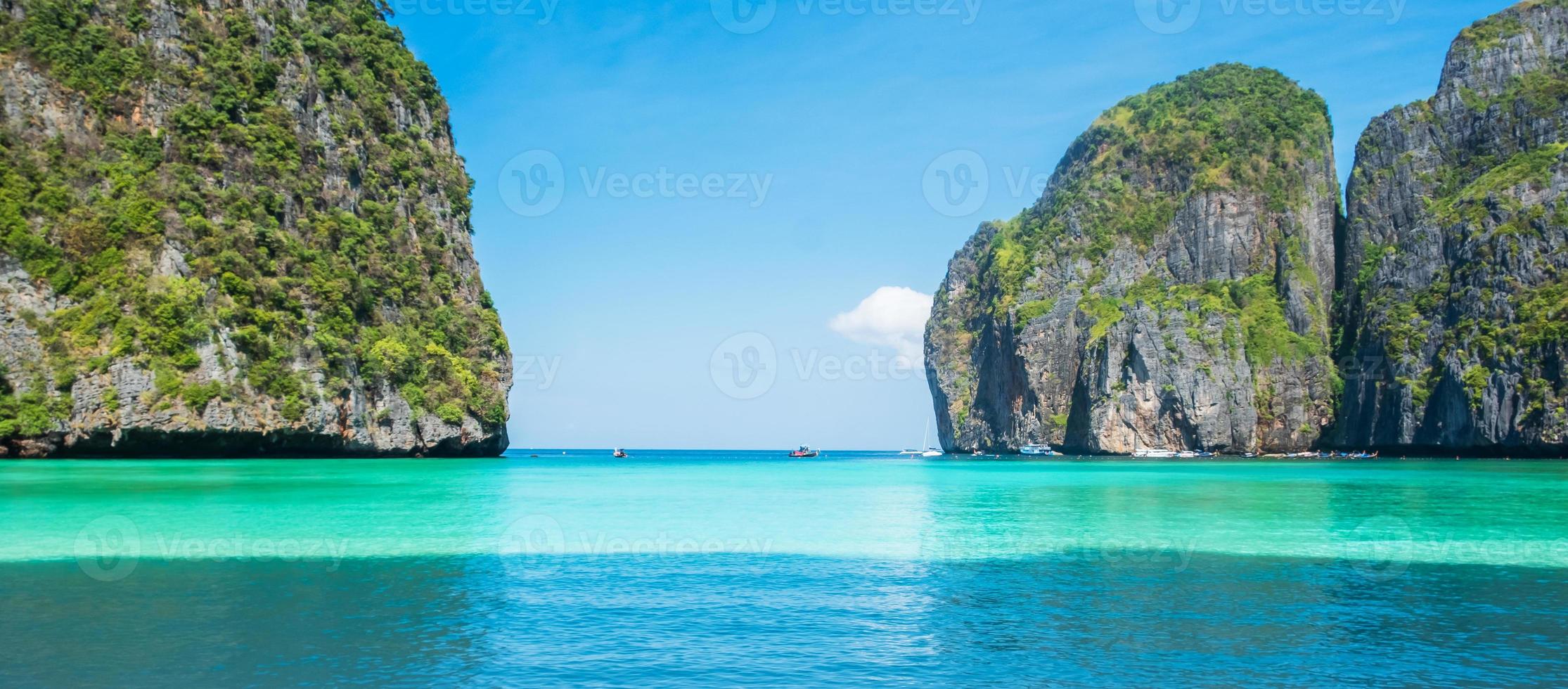 beau paysage de la plage de maya bay sur l'île de phi phi, krabi, thaïlande. point de repère, destination voyage en asie du sud-est, vacances et concept de vacances photo