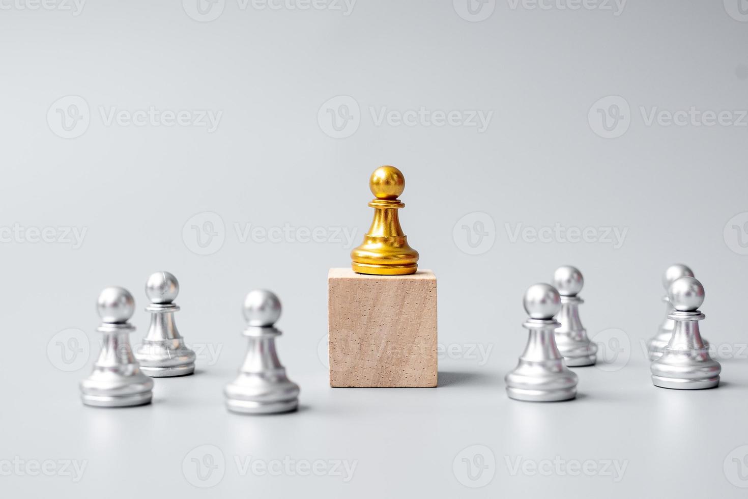 pièces de pion d'échecs en or ou homme d'affaires leader avec cercle d'hommes en argent. concept de victoire, de leadership, de réussite commerciale, d'équipe et de travail d'équipe photo