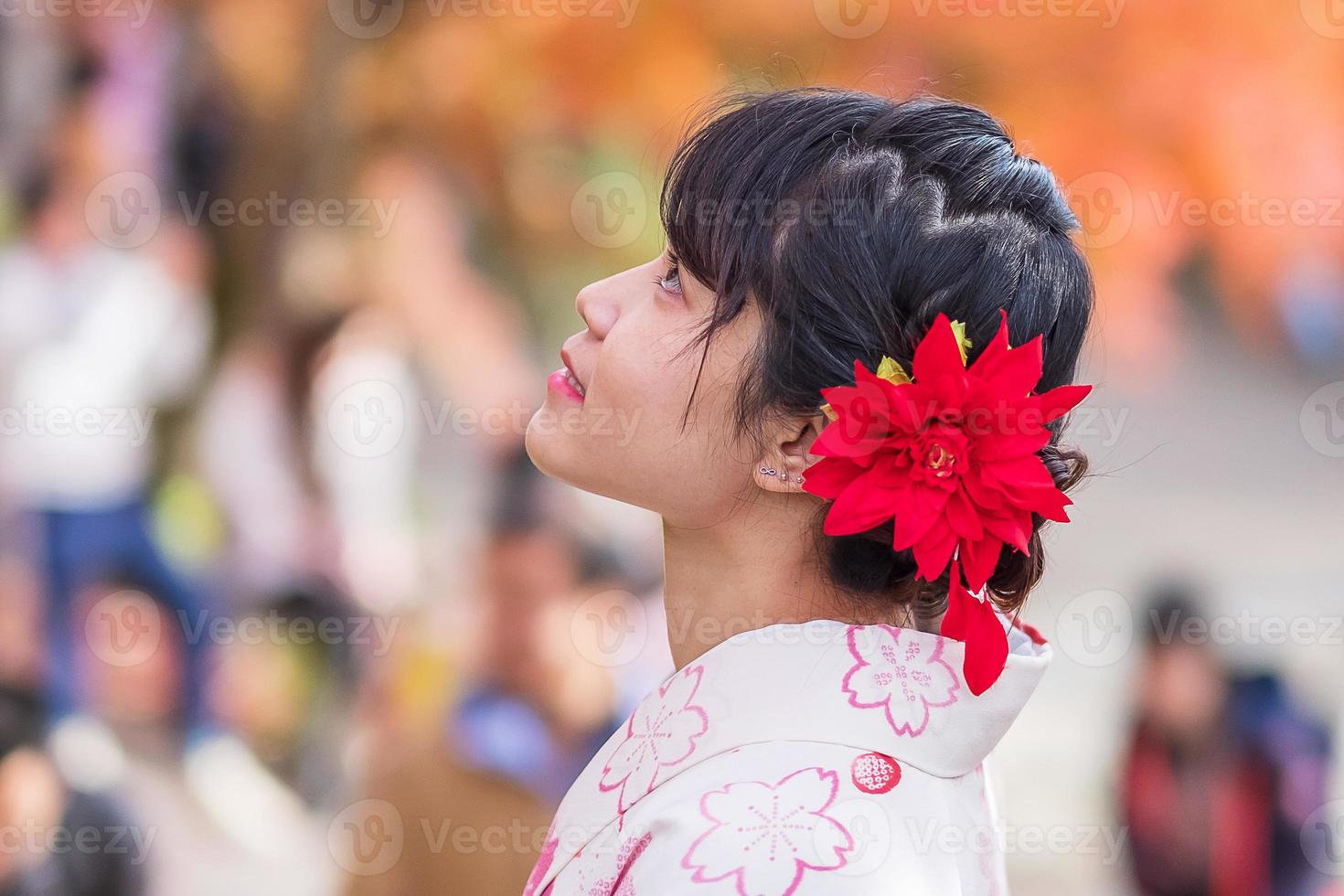 jeune femme touriste portant un kimono profitant de feuilles colorées dans le temple kiyomizu dera, kyoto, japon. fille asiatique avec une coiffure en vêtements traditionnels japonais en saison de feuillage d'automne photo