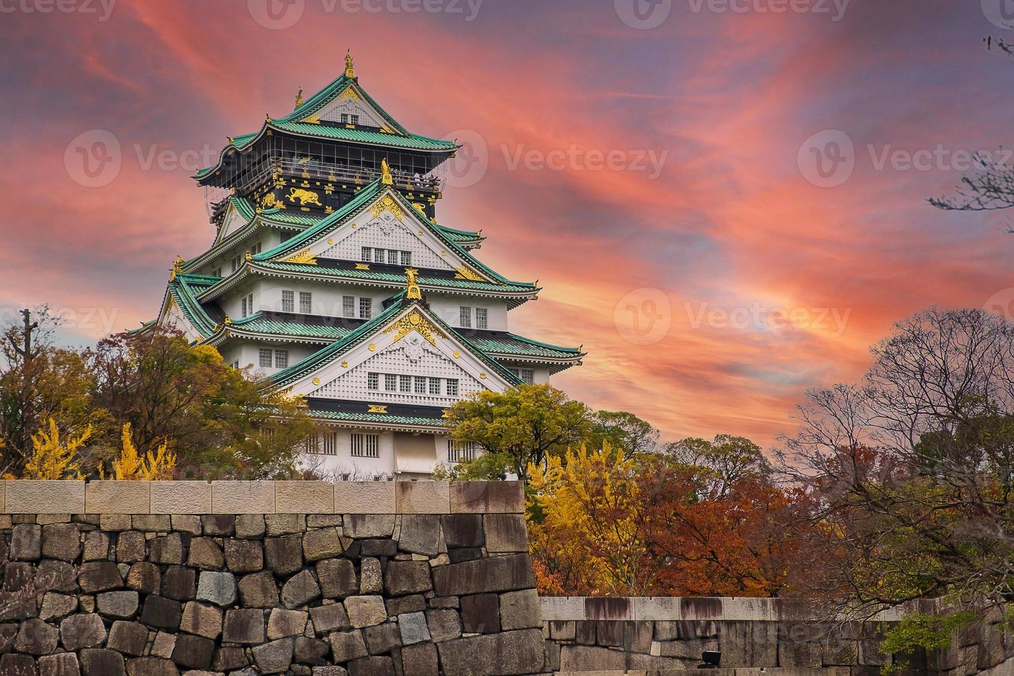 le château d'osaka en saison de feuillage d'automne, est un célèbre château japonais, point de repère et populaire pour les attractions touristiques d'osaka, kansai, japon photo