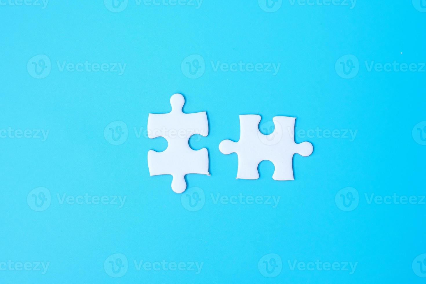 quelques pièces de puzzle blanc sur fond bleu. concept de solutions, mission, succès, objectifs, coopération, partenariat, stratégie et journée de puzzle photo