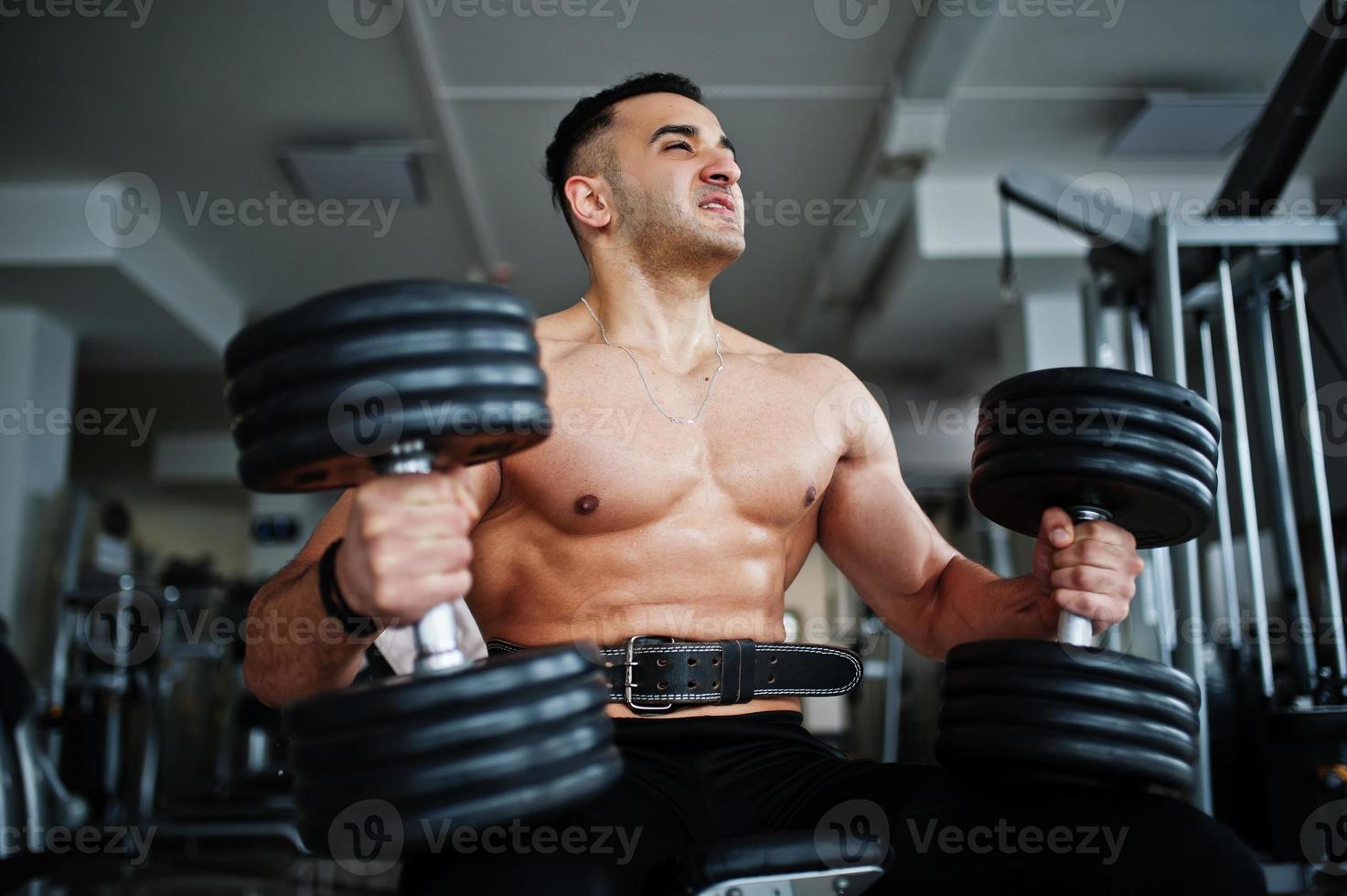 Photo de stock Homme en sport avec des haltères. 1898206912