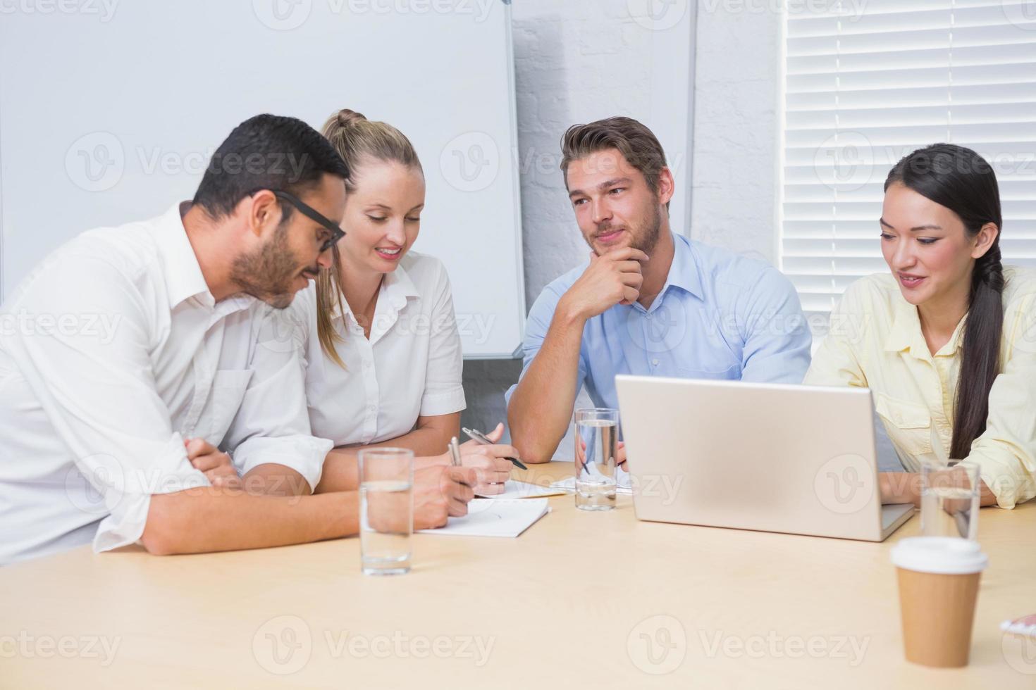équipe d'affaires décontractée ayant une réunion à l'aide d'un ordinateur portable photo