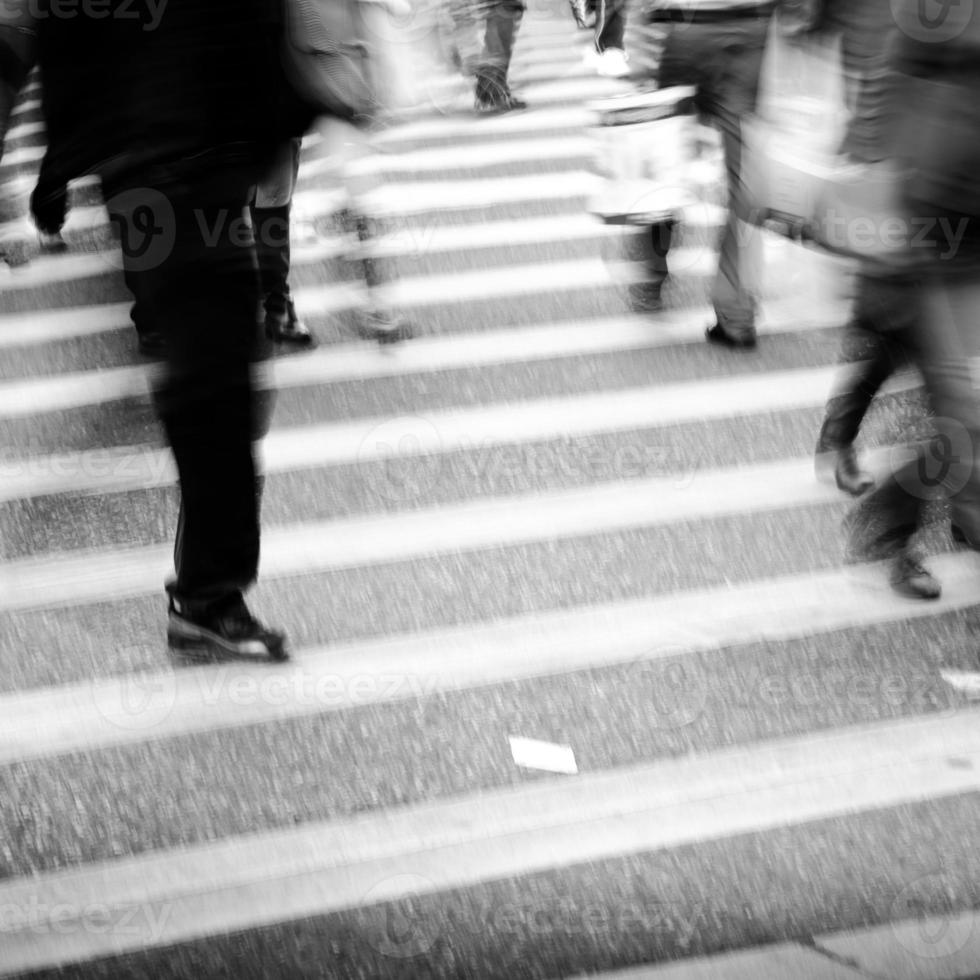 les gens de la ville sur les affaires marchant rue flou motion photo