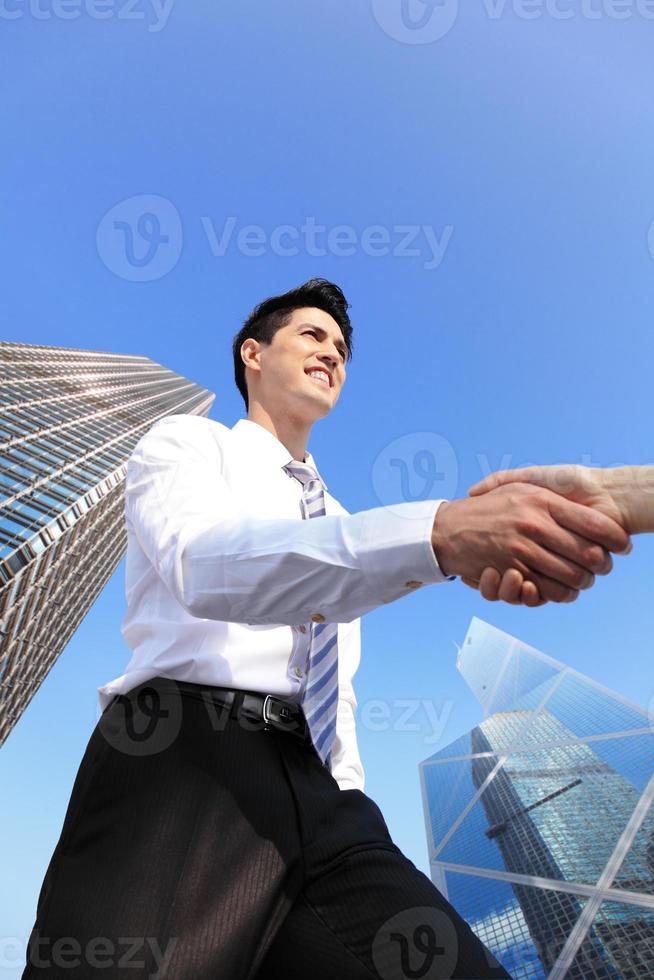 gens d'affaires se serrant la main photo