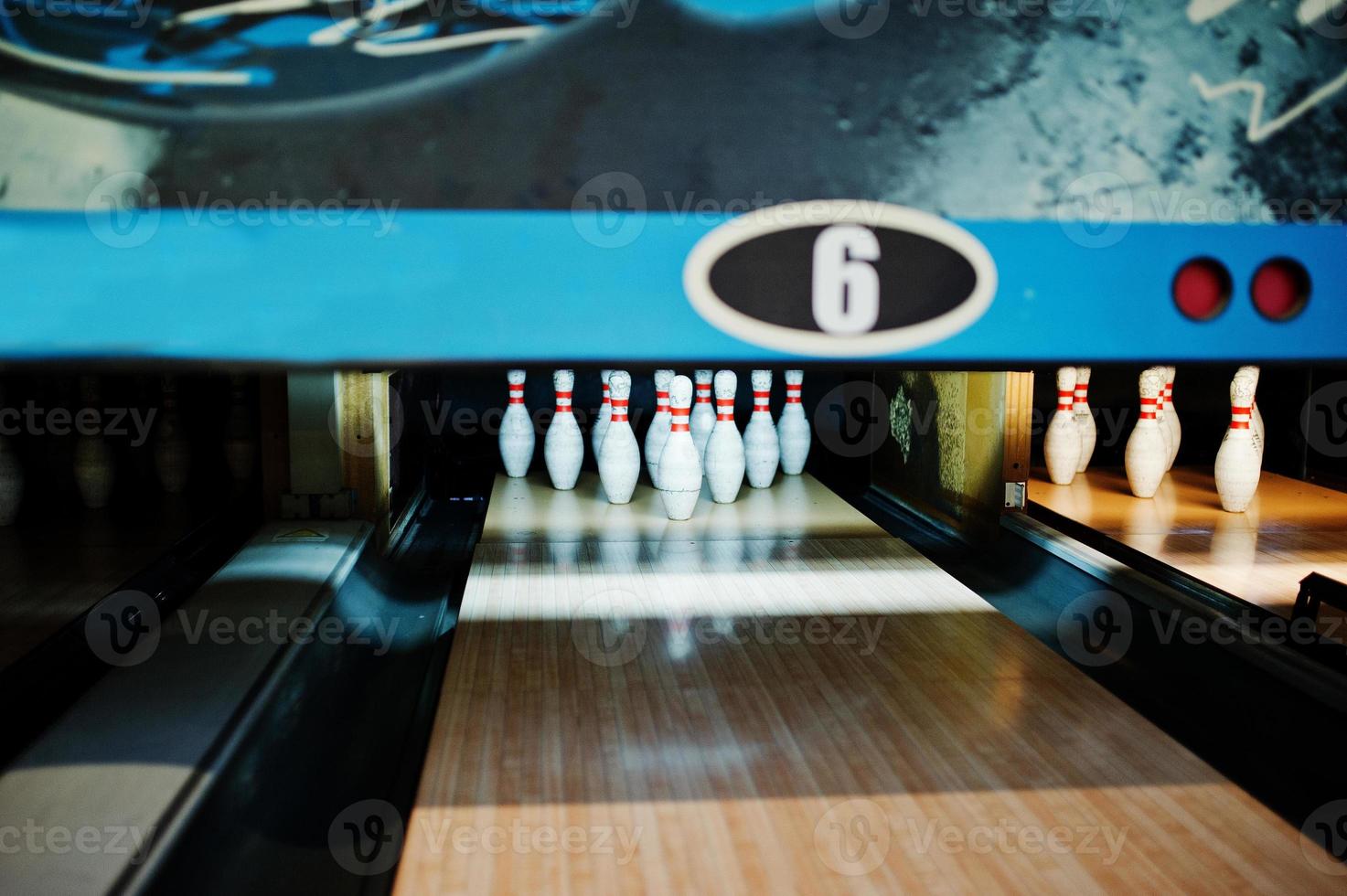 gros plan de dix quilles au club de bowling. photo