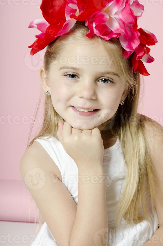 petite fille avec des fleurs photo
