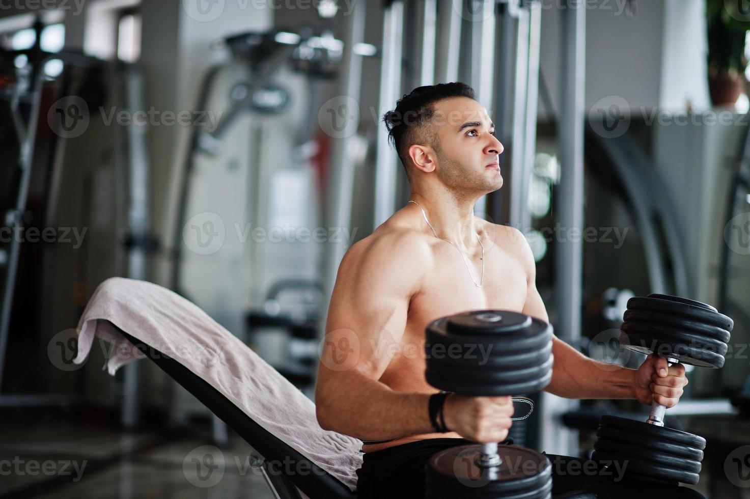 Photo de stock Homme en sport avec des haltères. 1898206912