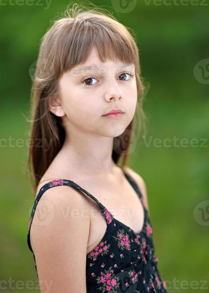 portrait de petite fille à l'extérieur en été photo