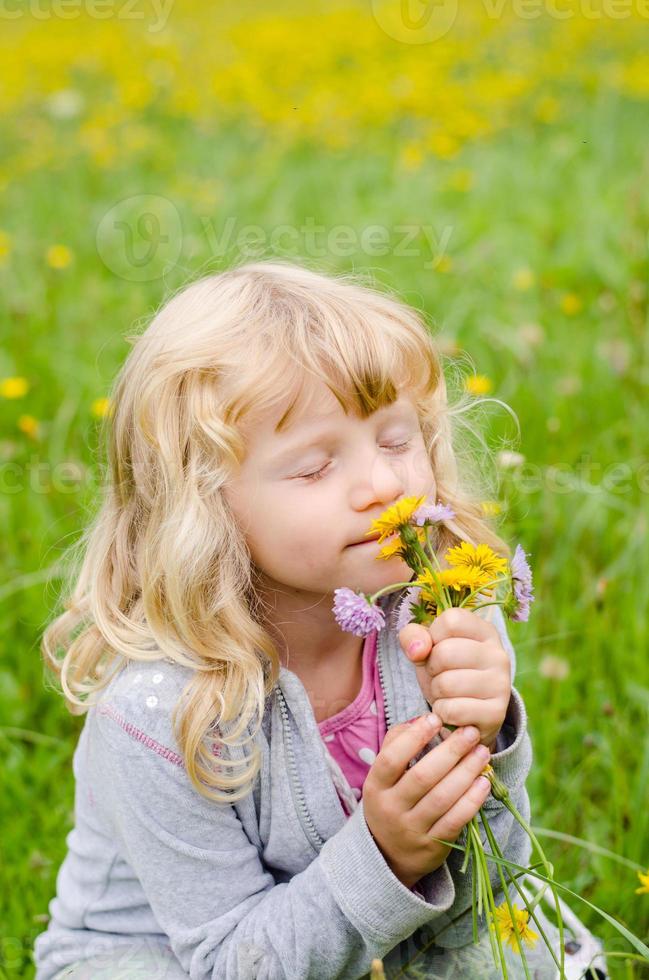 fille avec des fleurs photo
