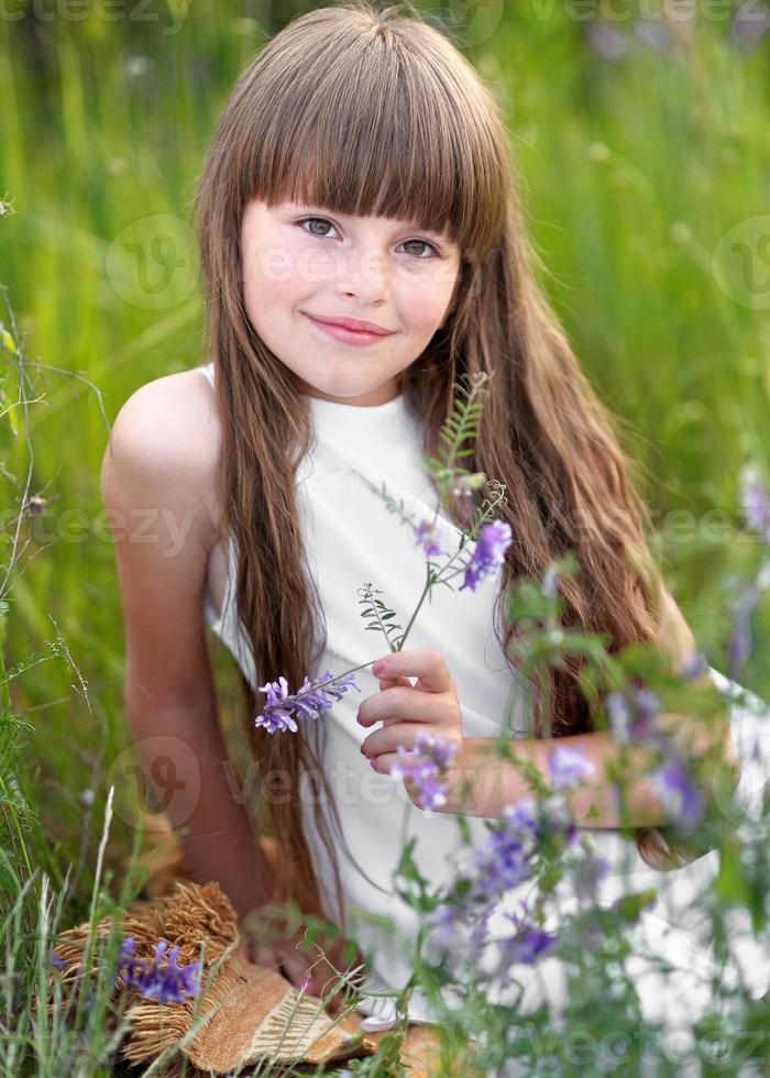 portrait de petite fille à l'extérieur en été photo