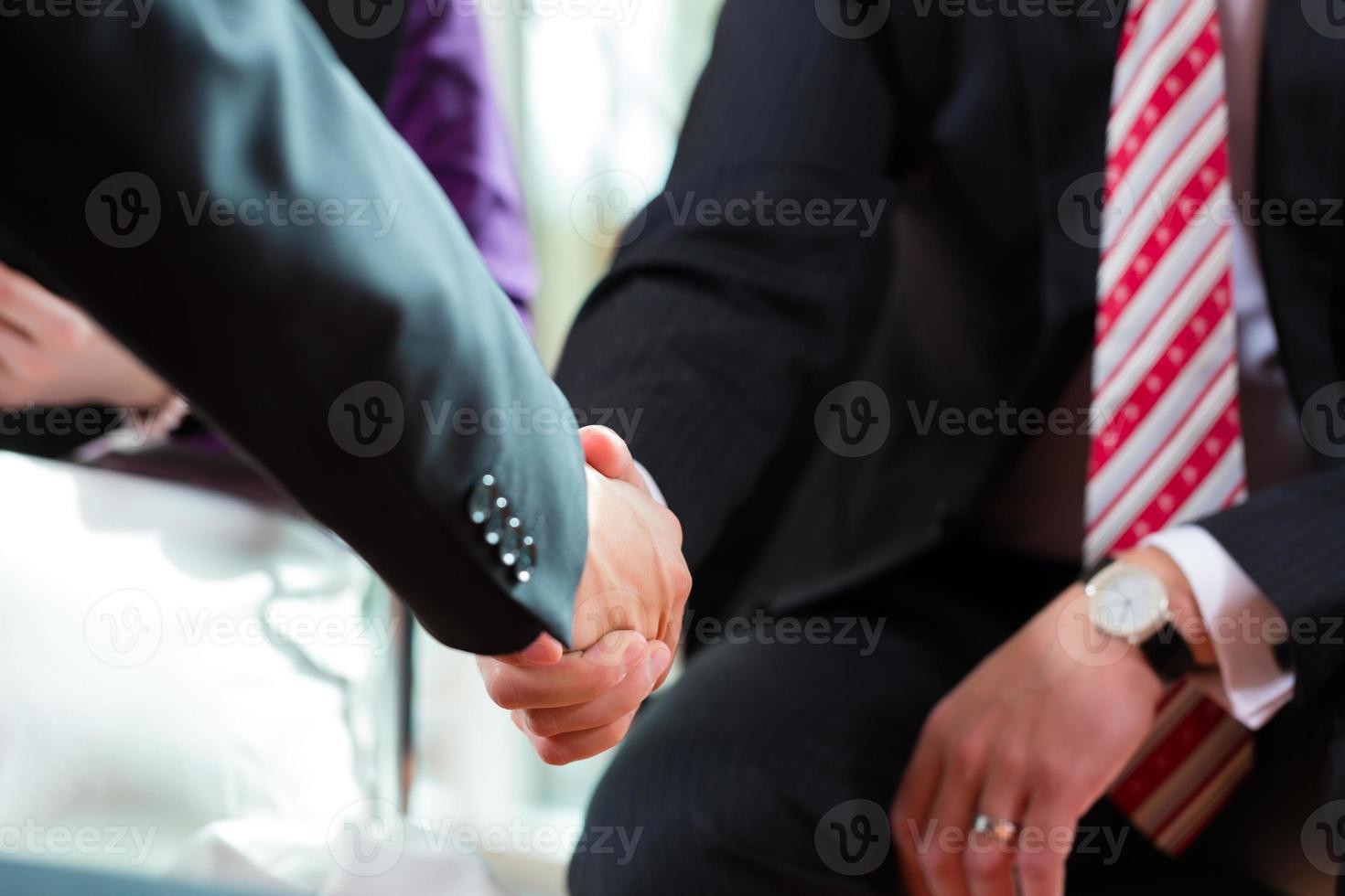 gens d'affaires faisant la poignée de main photo
