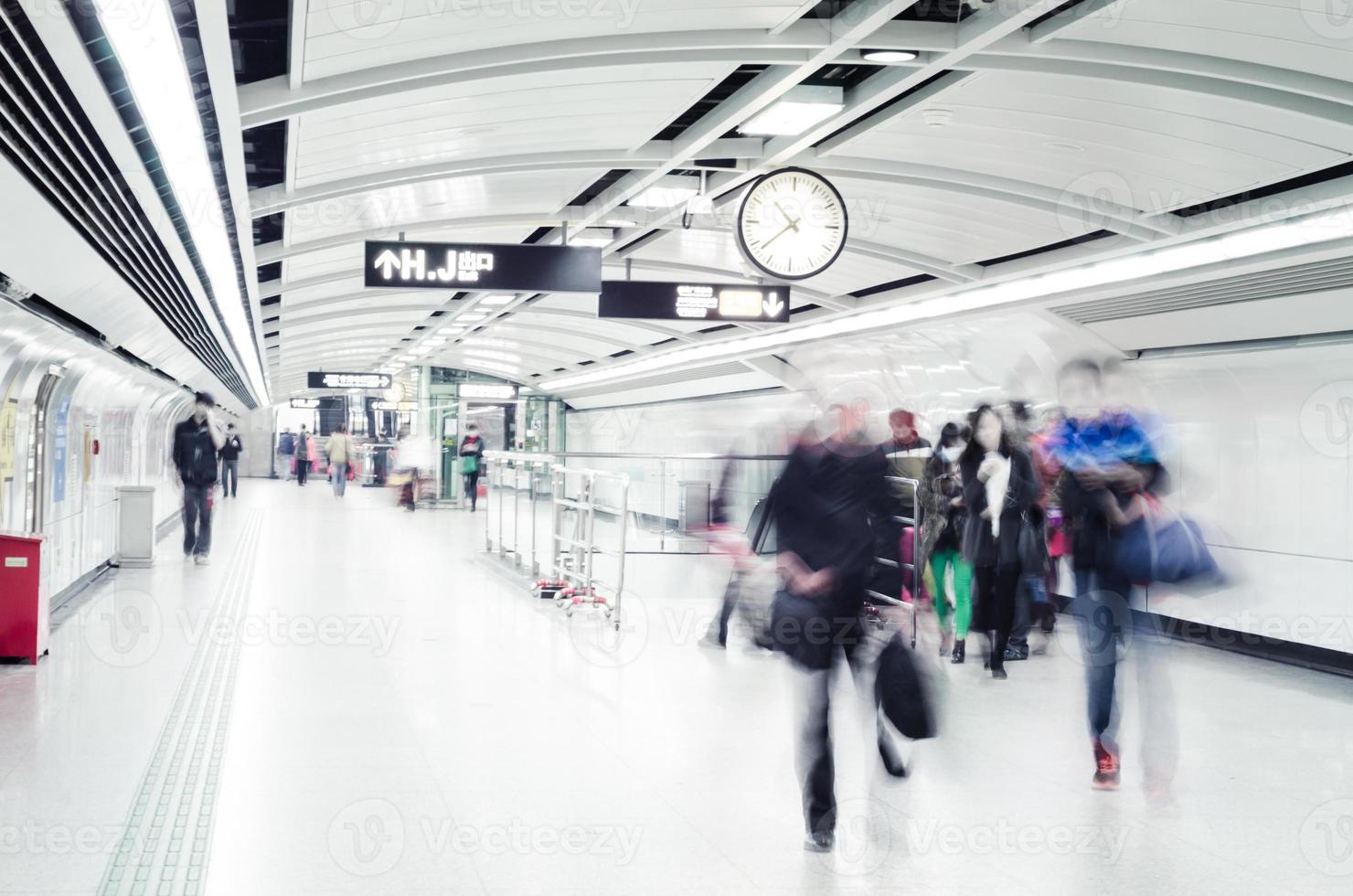 Les gens d'affaires foule marcher à la station de métro abstraite floue mo photo