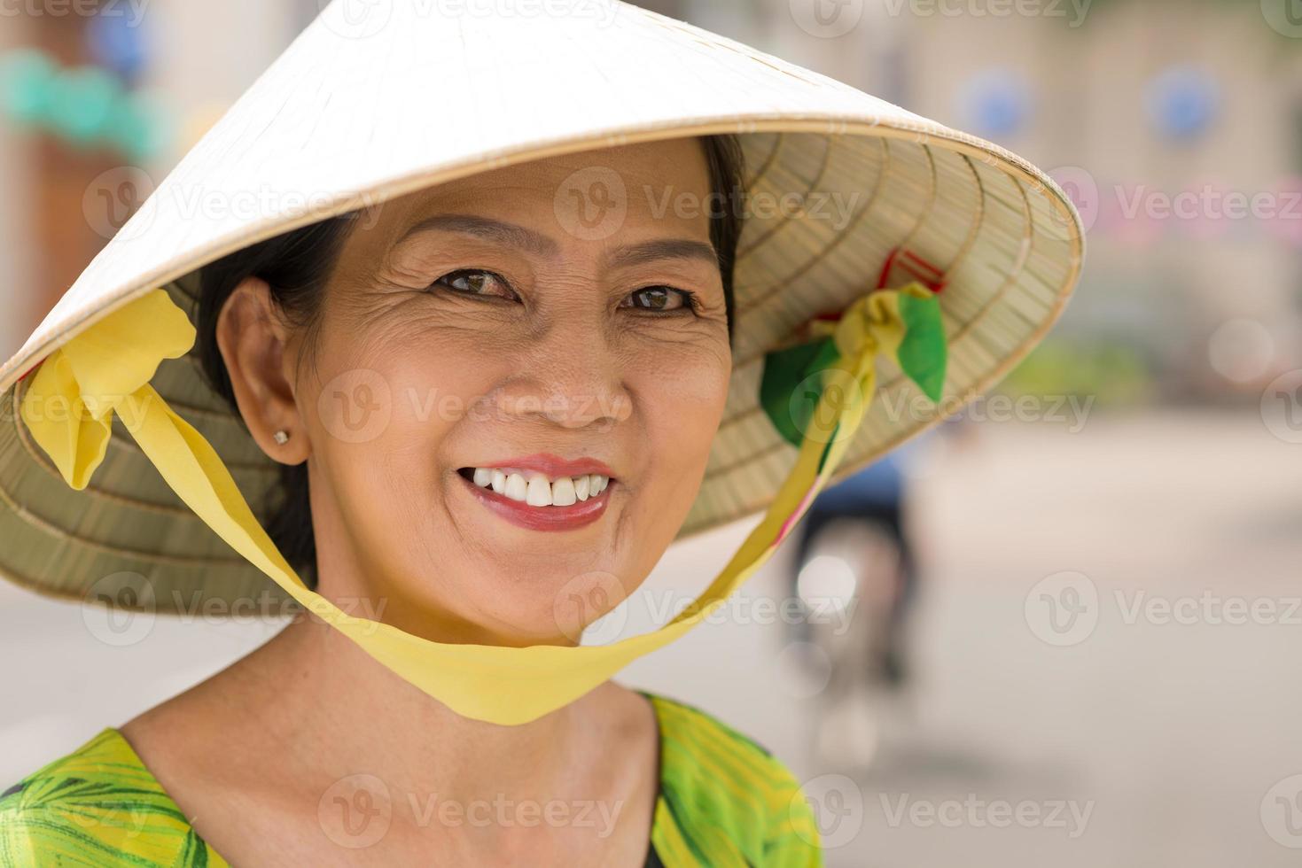 femme asiatique joyeuse photo
