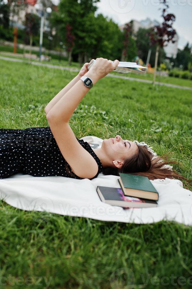 Une Fille Est Allongée Sur Une Couverture Sur L'herbe à L