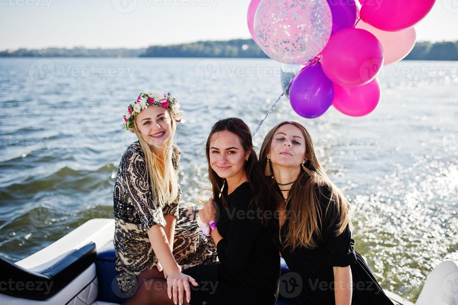 filles s'amusant au yacht lors d'une fête de poule. photo