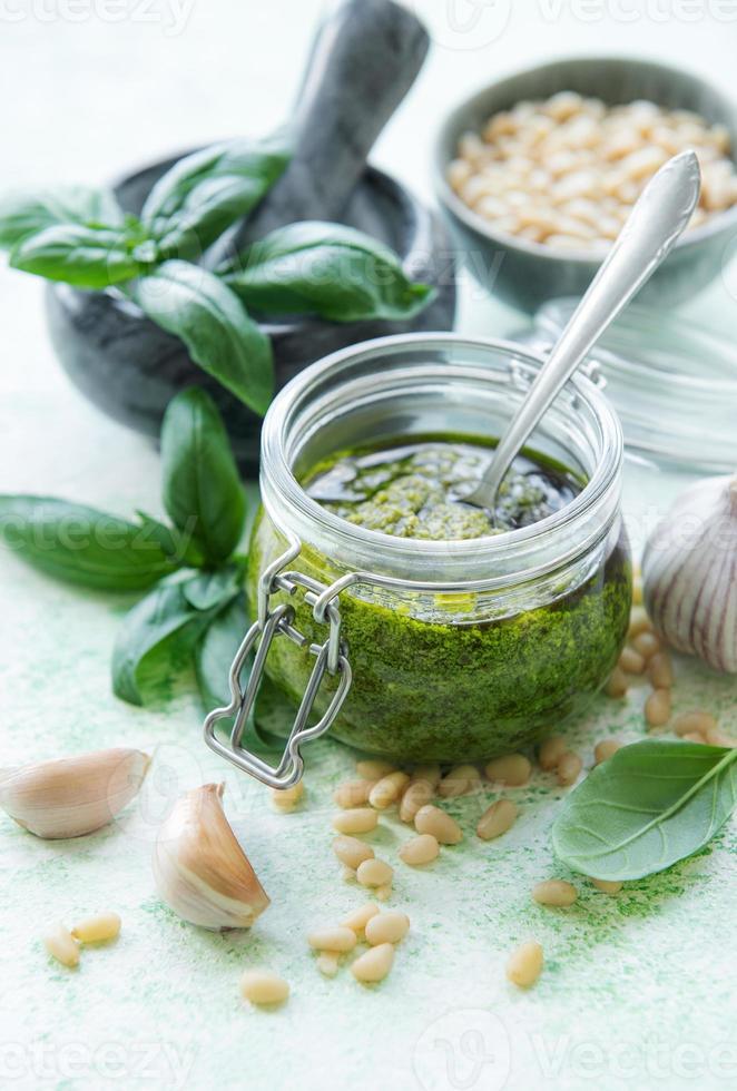 pesto de basilic vert photo