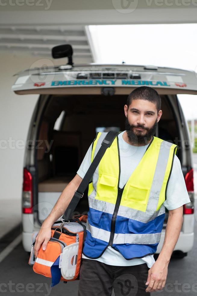 sac de premier secours, pour l'équipe médicale qui effectue les premiers secours en cas d'accident dans l'ambulance photo