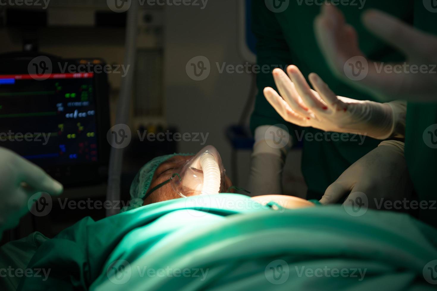 professeur de médecine en cardiologie et une équipe de médecins en salle d'opération subissant une transplantation cardiaque photo