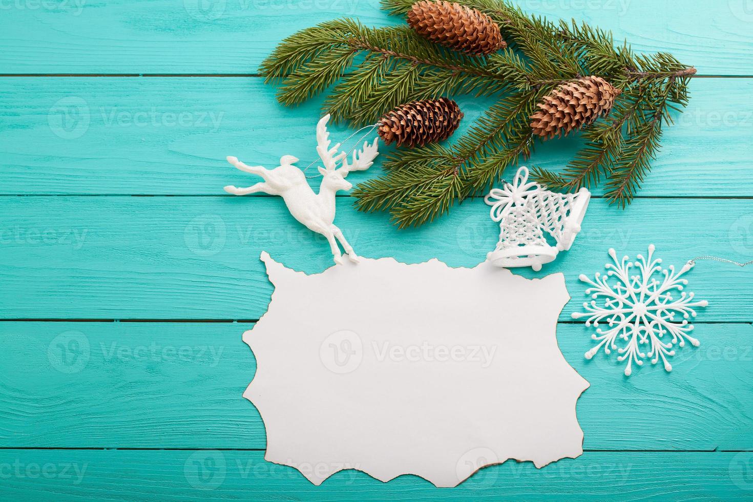 cadre de pommes de pin sur un arbre de noël sur fond de bois bleu. vue de dessus photo