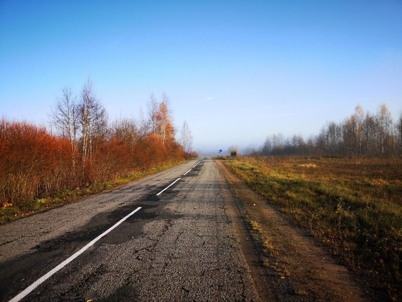 route d'automne. ciel bleu du soir photo