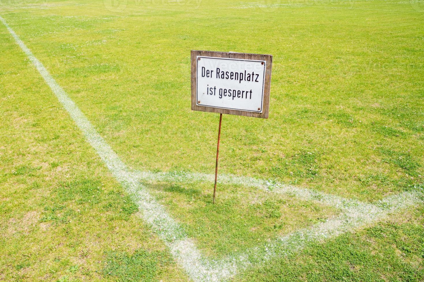 terrain de football avec panneau n'entrez pas photo