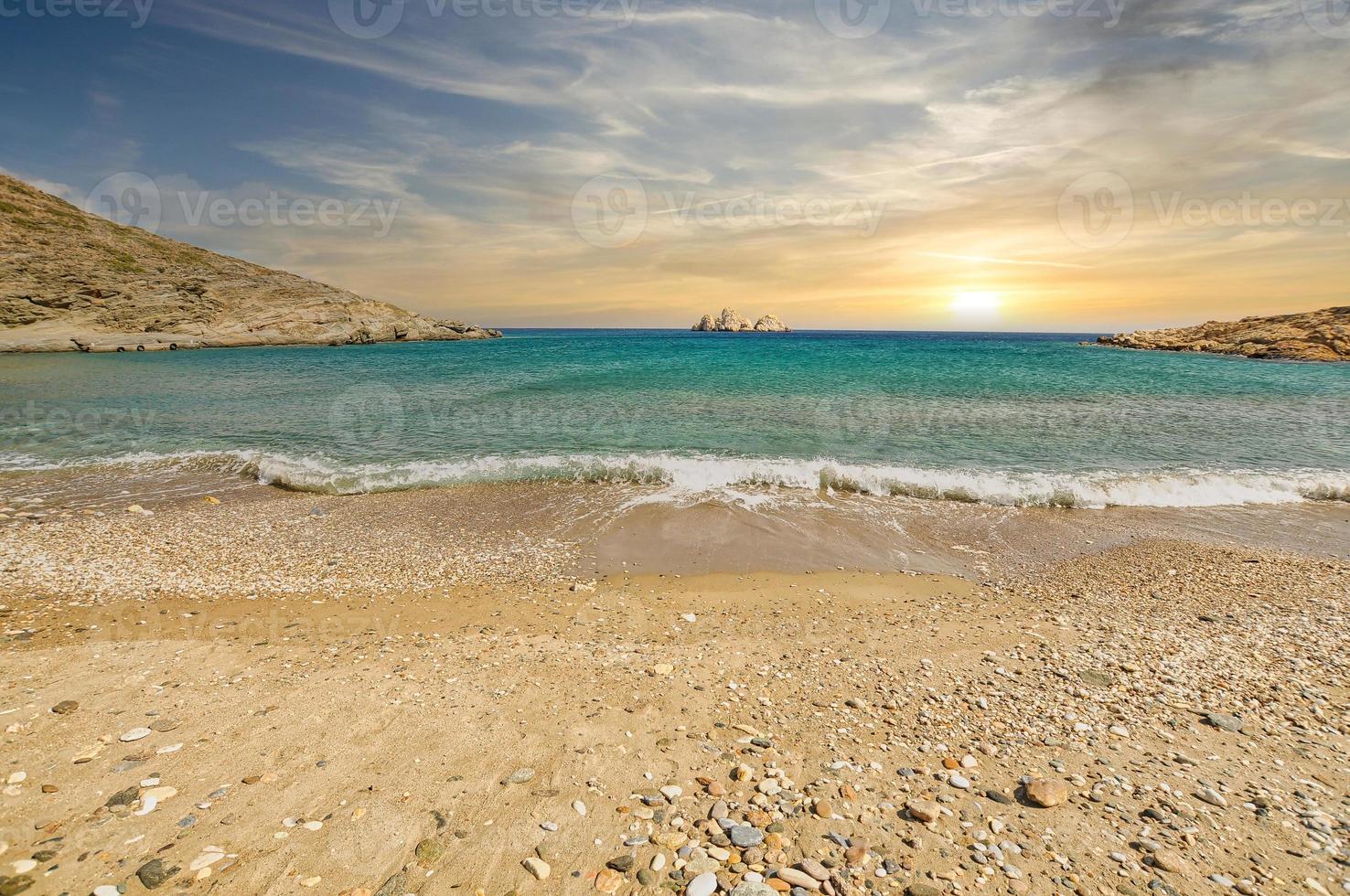 plage d'agios georgios sur l'île de skinos, grèce photo