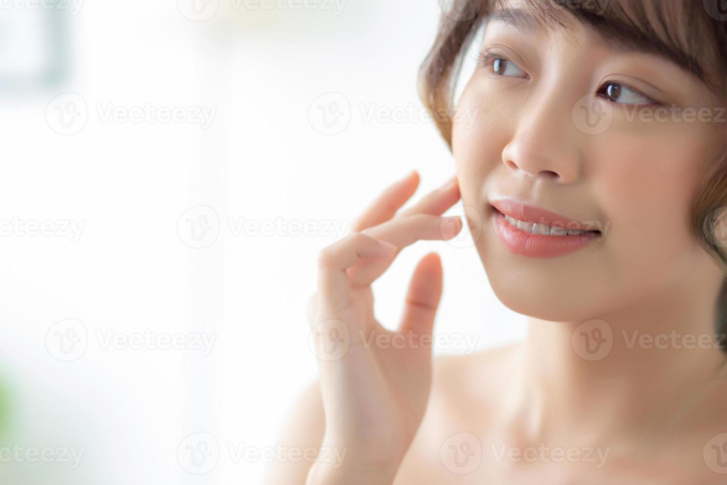 portrait d'une belle jeune femme asiatique sourire tout en se réveillant en bonne santé et bien-être avec le lever du soleil le matin dans la chambre, soins de la peau d'une fille asiatique avec un concept frais, de style de vie et de détente. photo