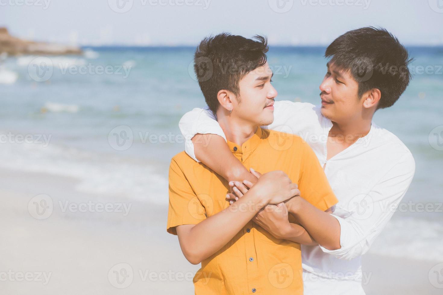 portrait homosexuel jeune couple asiatique debout câlin ensemble sur la  plage en été, asie gay va tourisme pour les loisirs et se détendre avec  romantique et bonheur en vacances en mer, concept