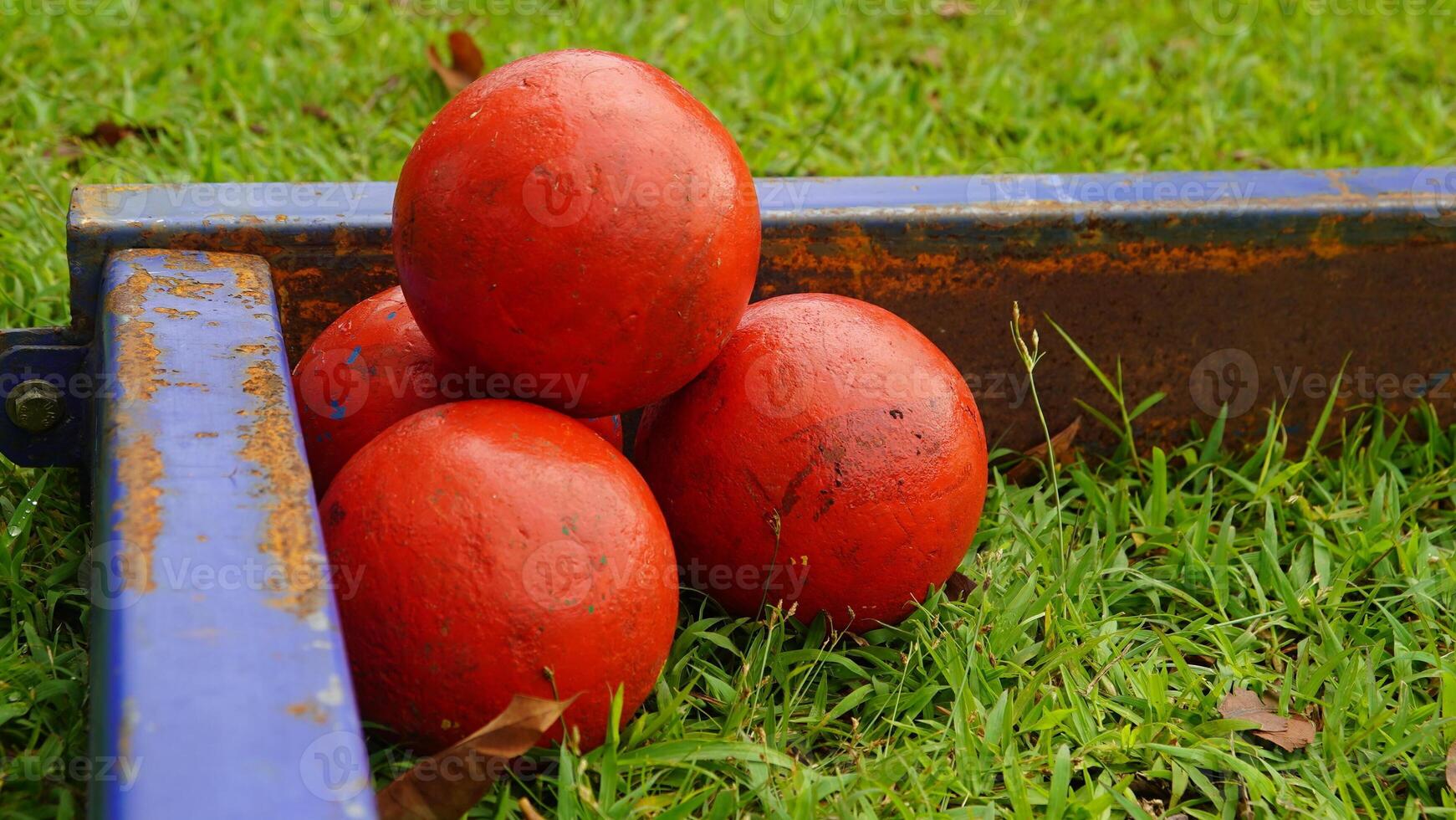 boules de pétanque sur gazon vert photo