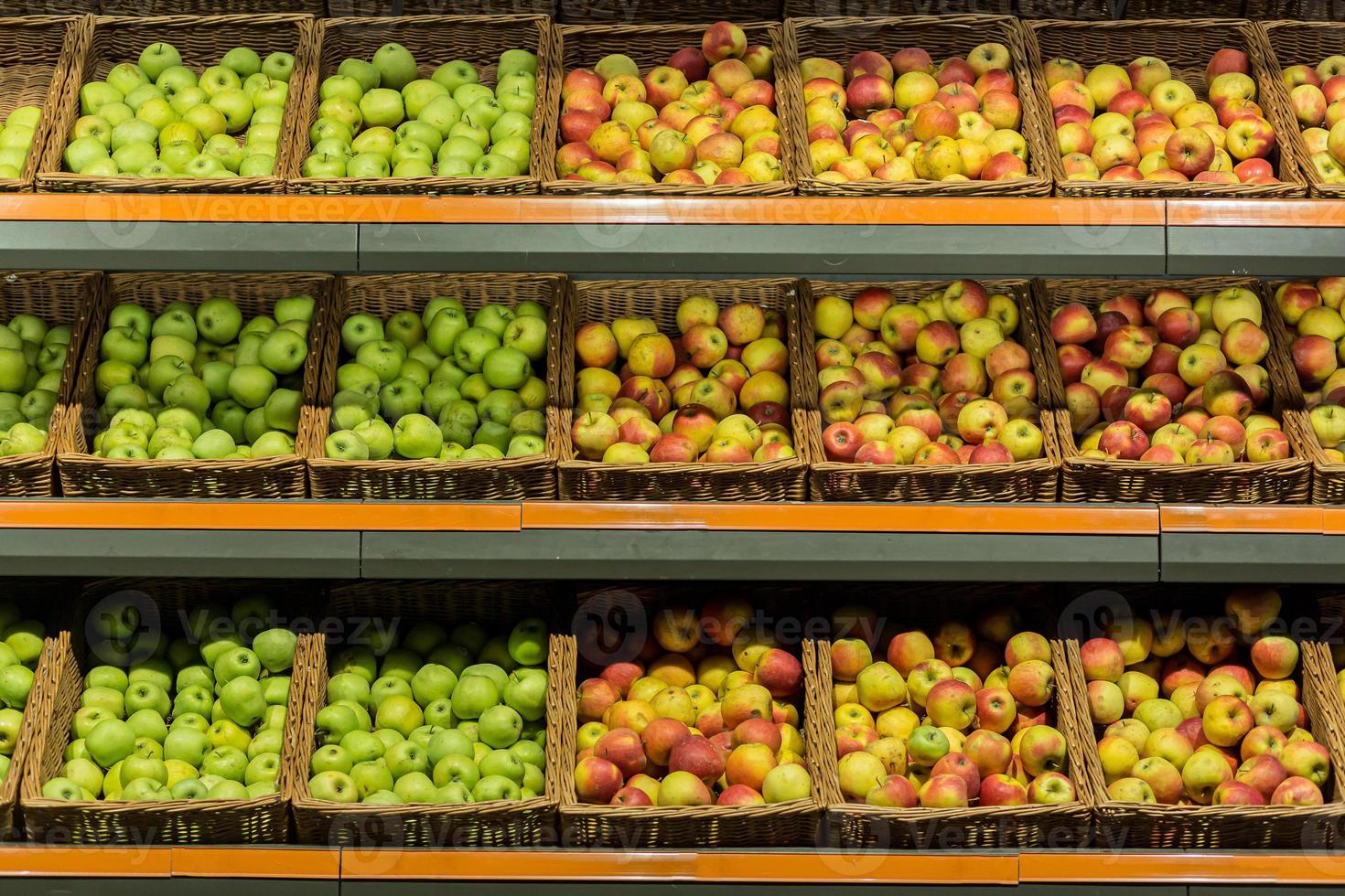 Étagères boîtes avec fruits pommes colorées dans le magasin de supermarché sur le comptoir photo