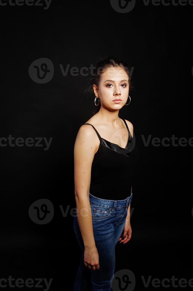 portrait en studio de jeune fille brune avec maquillage sur fond noir. photo