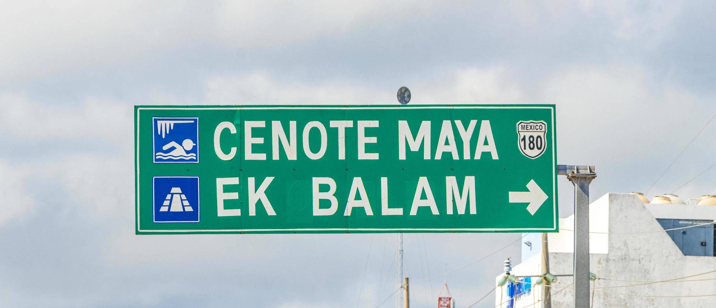 tulum quintana roo mexico 2022 panneau routier pour cenote maya ek balam à tulum mexico. photo