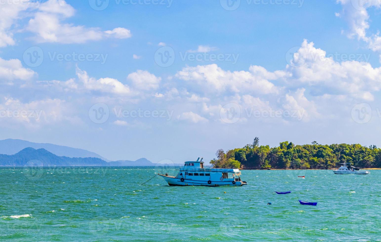 bateaux de ferry à la jetée de tai kak mer tropicale ranong thaïlande. photo