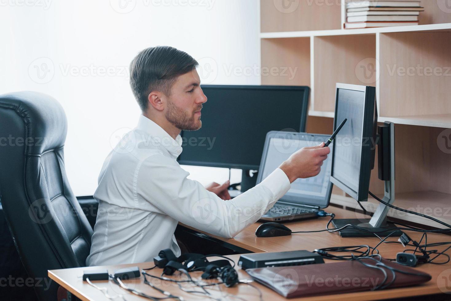 attention à cette partie. l'examinateur polygraphique travaille au bureau avec l'équipement de son détecteur de mensonges photo