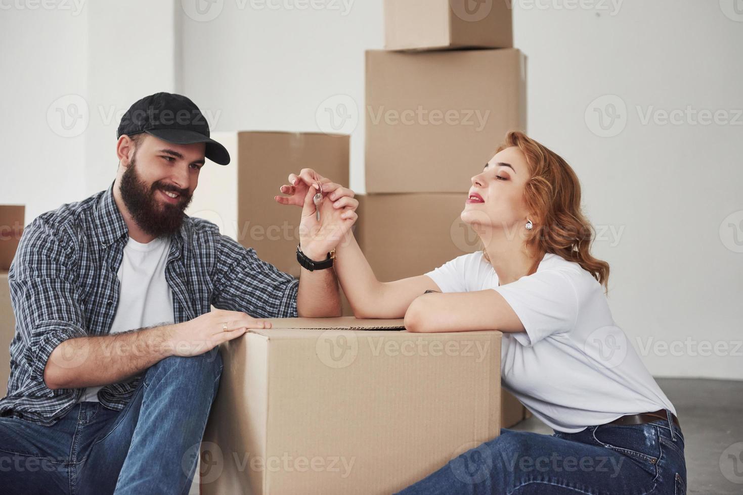 profiter de l'instant. couple heureux ensemble dans leur nouvelle maison. conception du déménagement photo