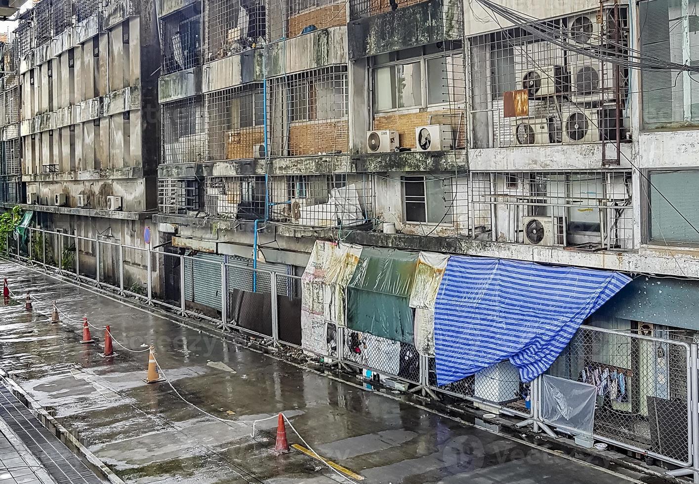 inesthétiques délabrées dans les vieux quartiers pauvres et sales de bangkok en thaïlande. photo