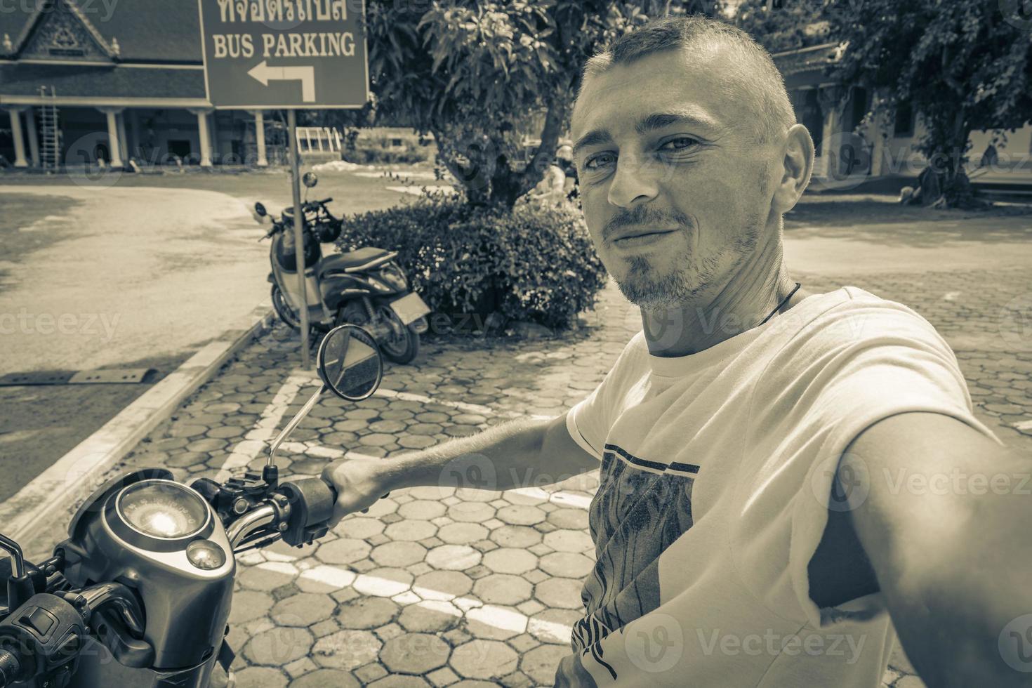 conduire et louer des scooters cyclomoteurs motos à koh samui en thaïlande. photo