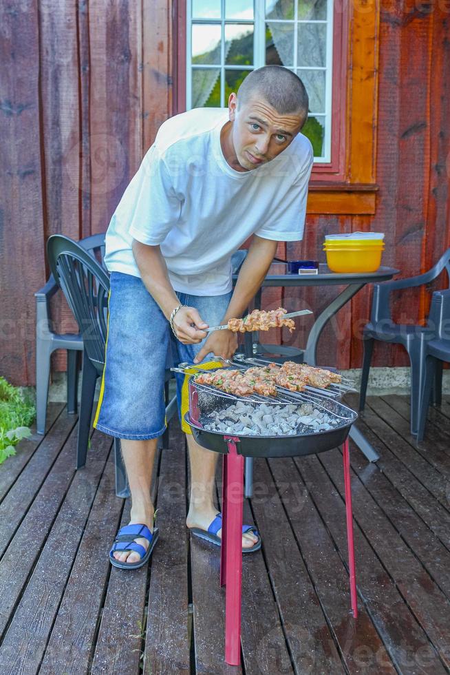 les russes cool font griller du shashlik dans la nature. spécialités russes. photo